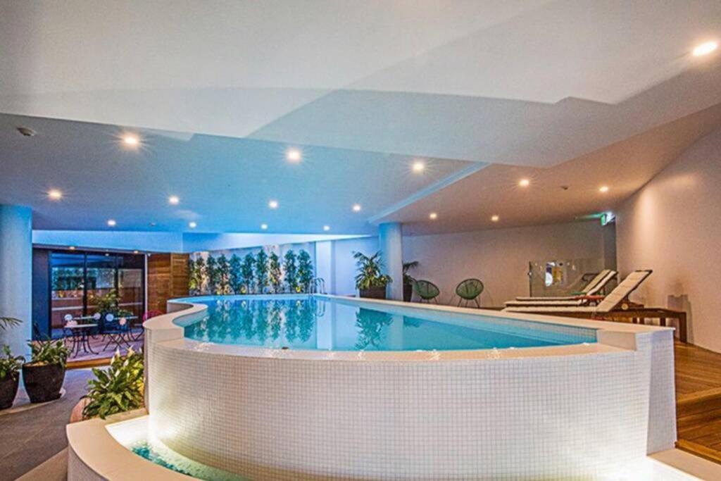 Luxe 2Br Executive Apartment Kingston Pool Parking Wifi Bbq Wine Exterior foto